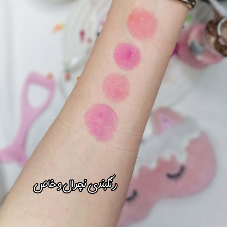 نمای نهایی طبیعی بدون ایجاد چربی روی لب بافت مایعی ژلی حالت ضد آب دارای بافت سبک مناسب انواع پوست رنگ بندی جذاب بافت ژله ای بدون حساسیت پیگمنت بسیار بالا